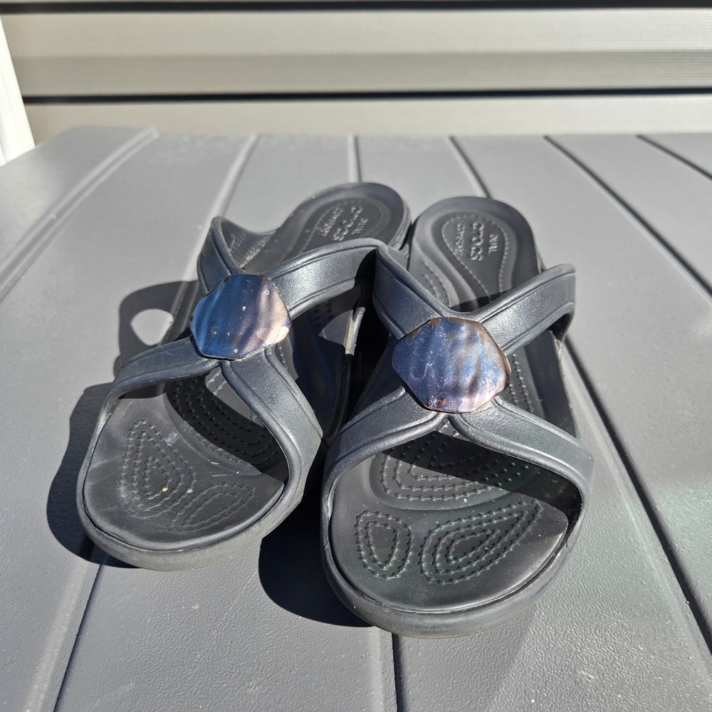 Crocs Sanrah Black Wedge Sandals Women Size 7 Medallion Slide Shoes. Flaws